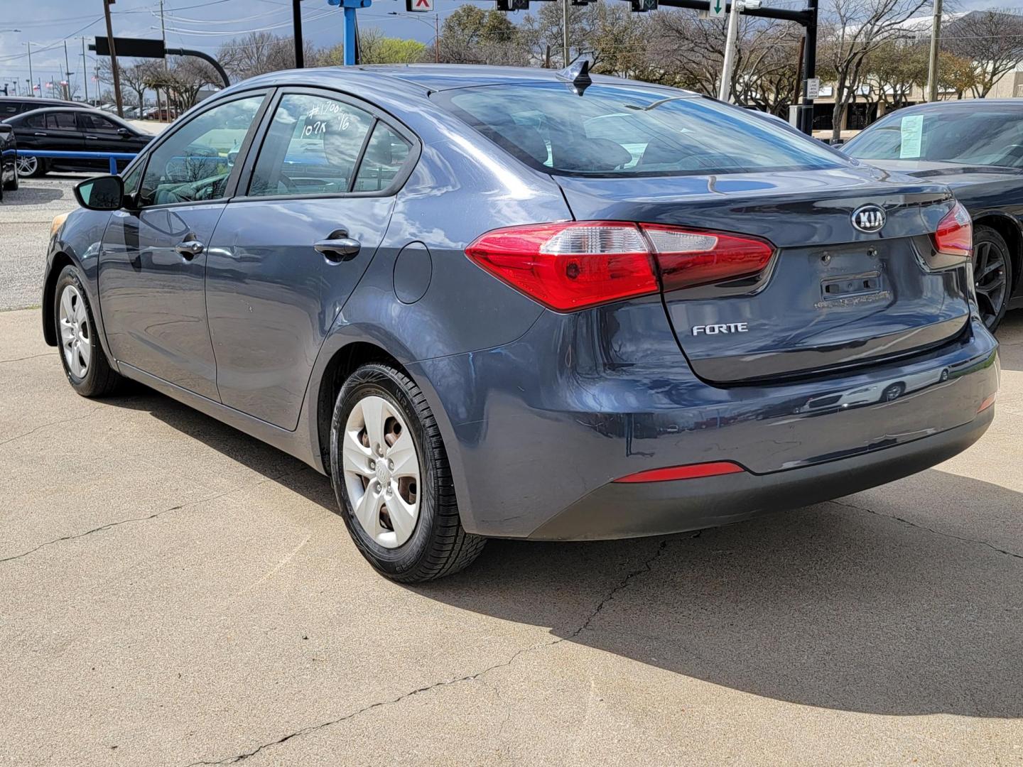 2016 Blue /Black Kia Forte LX w/Popular Package (KNAFK4A60G5) with an 1.8L L4 DOHC 16V engine, Automatic transmission, located at 2020 East Division Street, Arlington, TX, 76011, (817) 801-3191, 32.742390, -97.076874 - 2016 Kia Forte LX w-Popular Package for sale in Dallas, Texas. No credit score (check) required. Buy here pay here dealership that has a in house lease with a purchase option. - Photo#4
