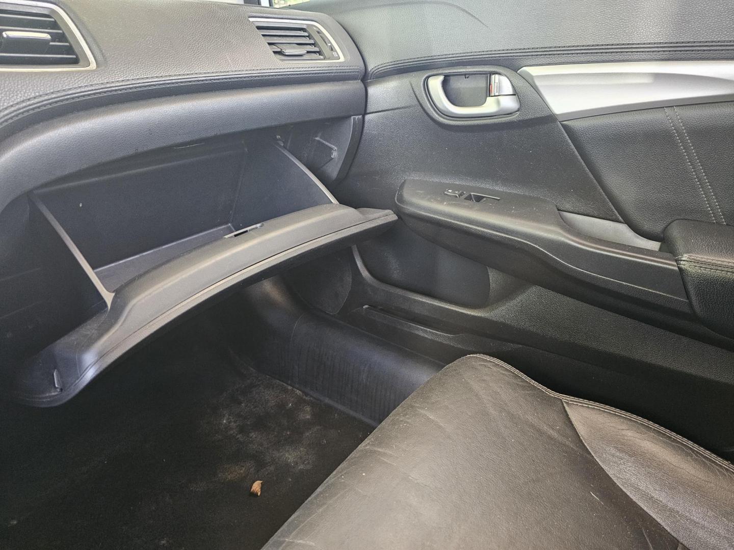 2015 White /Beige Honda Civic EX-L Sedan CVT (19XFB2F99FE) with an 1.8L L4 SOHC 16V engine, Continuously Variable Transmission transmission, located at 2020 East Division Street, Arlington, TX, 76011, (817) 801-3191, 32.742390, -97.076874 - Texass premiere Buy Here Pay Here with No Credit Check {score} at 2020 East Division Street Arlington, Texas in the center of Dallas, Fort Worth metro area. For in house auto financing in Lancaster, Waxahachie, Cleburne or Sherman call 817-801-3191. Denton, McKinney, Waco and Weatherford shoppers wa - Photo#14
