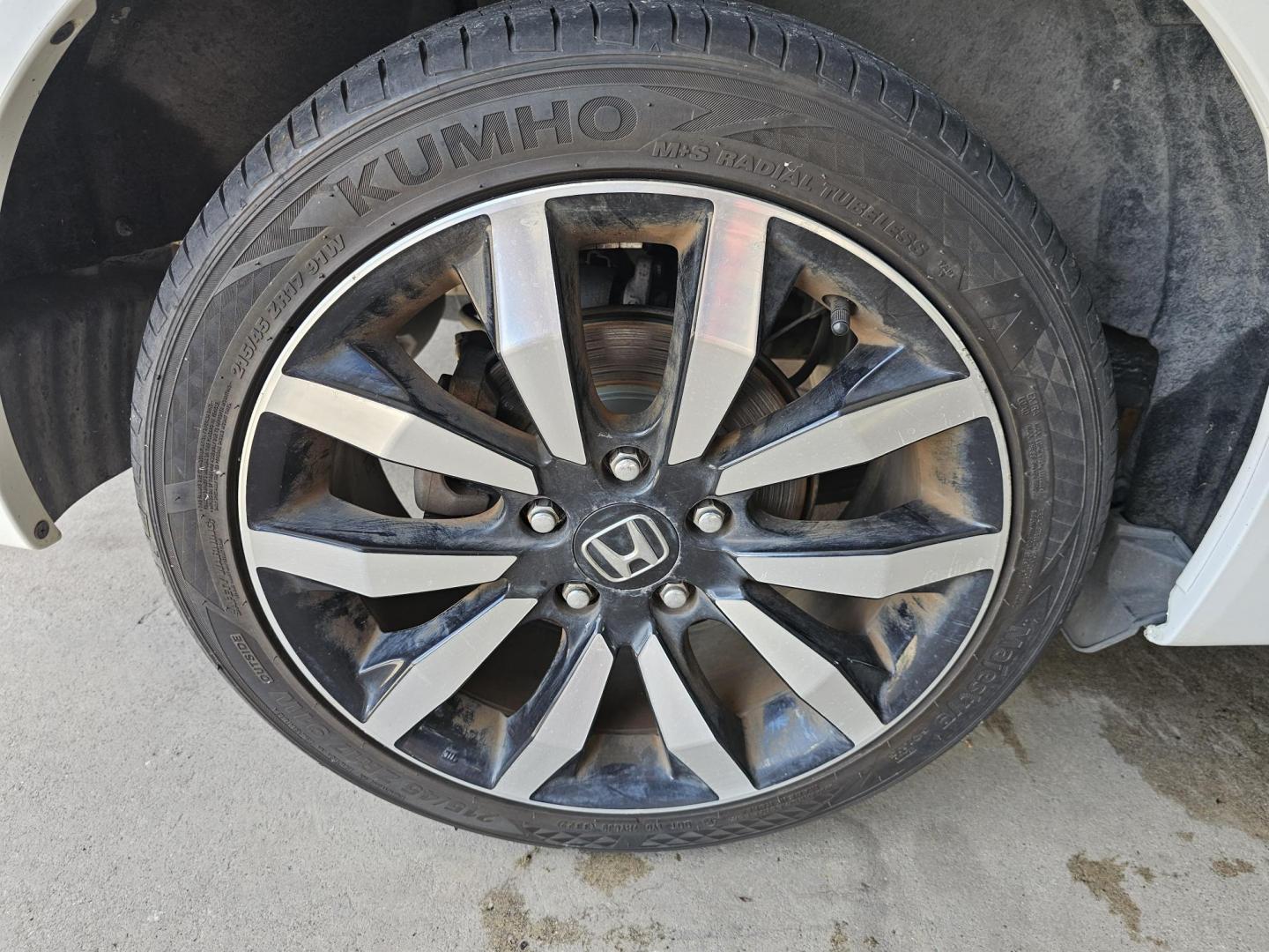 2015 White /Beige Honda Civic EX-L Sedan CVT (19XFB2F99FE) with an 1.8L L4 SOHC 16V engine, Continuously Variable Transmission transmission, located at 2020 East Division Street, Arlington, TX, 76011, (817) 801-3191, 32.742390, -97.076874 - Texass premiere Buy Here Pay Here with No Credit Check {score} at 2020 East Division Street Arlington, Texas in the center of Dallas, Fort Worth metro area. For in house auto financing in Lancaster, Waxahachie, Cleburne or Sherman call 817-801-3191. Denton, McKinney, Waco and Weatherford shoppers wa - Photo#22