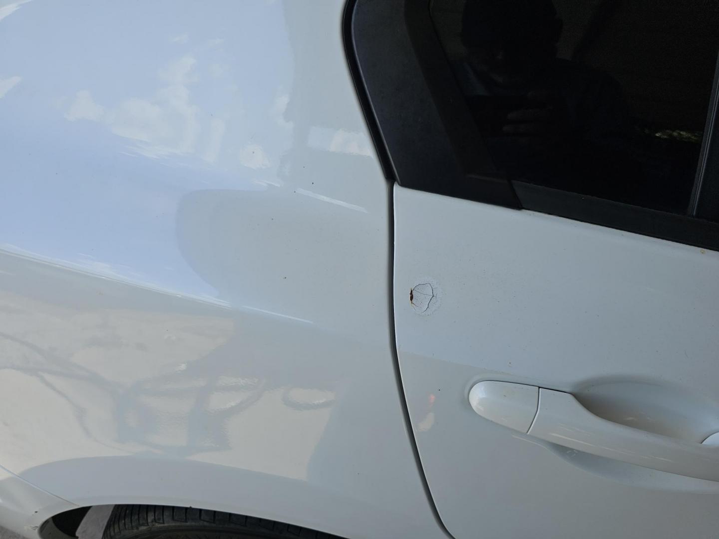 2015 White /Beige Honda Civic EX-L Sedan CVT (19XFB2F99FE) with an 1.8L L4 SOHC 16V engine, Continuously Variable Transmission transmission, located at 2020 East Division Street, Arlington, TX, 76011, (817) 801-3191, 32.742390, -97.076874 - Texass premiere Buy Here Pay Here with No Credit Check {score} at 2020 East Division Street Arlington, Texas in the center of Dallas, Fort Worth metro area. For in house auto financing in Lancaster, Waxahachie, Cleburne or Sherman call 817-801-3191. Denton, McKinney, Waco and Weatherford shoppers wa - Photo#32