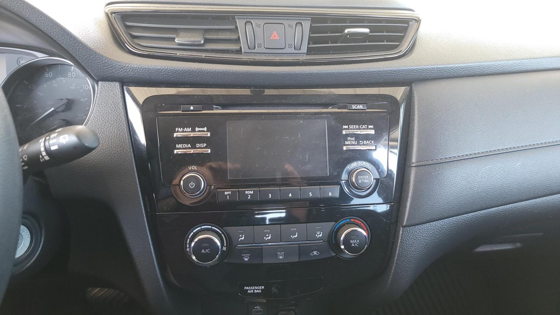 2017 White Nissan Rogue SL FWD (KNMAT2MT2HP) with an 2.5L L4 DOHC 16V engine, CVT transmission, located at 2020 East Division Street, Arlington, TX, 76011, (817) 801-3191, 32.742390, -97.076874 - Photo#9