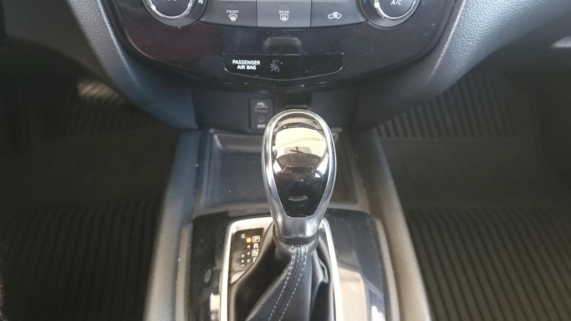 2017 White Nissan Rogue SL FWD (KNMAT2MT2HP) with an 2.5L L4 DOHC 16V engine, CVT transmission, located at 2020 East Division Street, Arlington, TX, 76011, (817) 801-3191, 32.742390, -97.076874 - Photo#10
