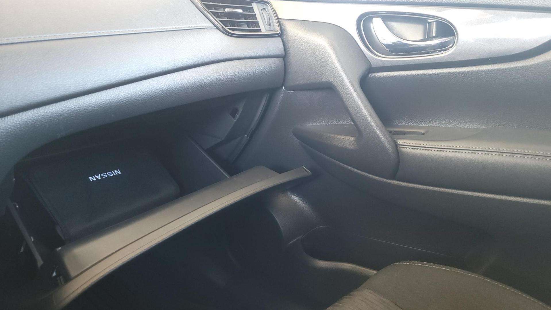 2017 White Nissan Rogue SL FWD (KNMAT2MT2HP) with an 2.5L L4 DOHC 16V engine, CVT transmission, located at 2020 East Division Street, Arlington, TX, 76011, (817) 801-3191, 32.742390, -97.076874 - Photo#11
