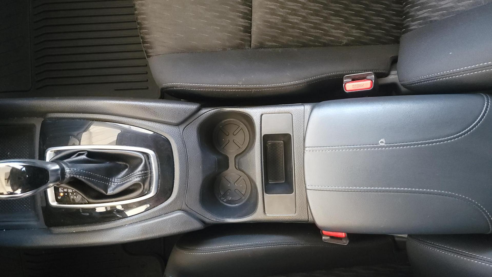 2017 White Nissan Rogue SL FWD (KNMAT2MT2HP) with an 2.5L L4 DOHC 16V engine, CVT transmission, located at 2020 East Division Street, Arlington, TX, 76011, (817) 801-3191, 32.742390, -97.076874 - Photo#13