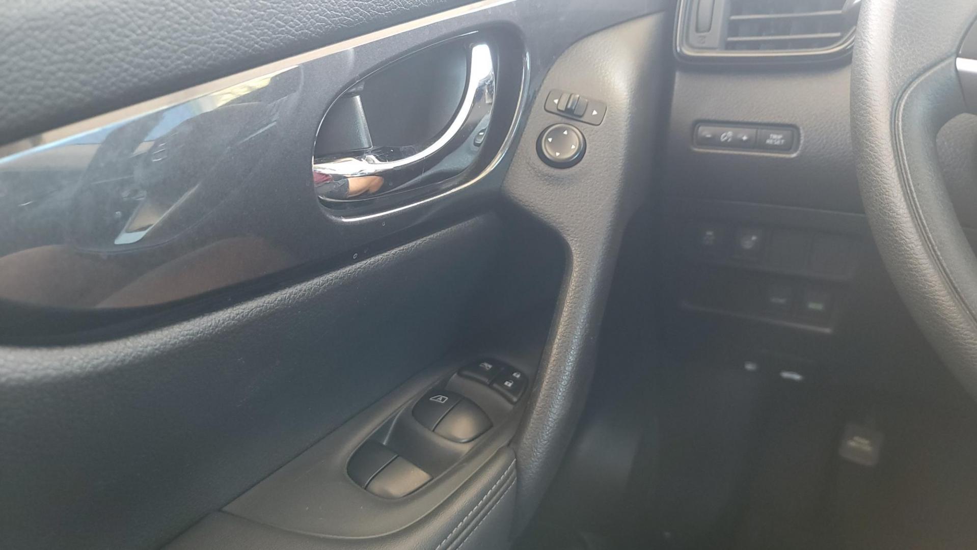 2017 White Nissan Rogue SL FWD (KNMAT2MT2HP) with an 2.5L L4 DOHC 16V engine, CVT transmission, located at 2020 East Division Street, Arlington, TX, 76011, (817) 801-3191, 32.742390, -97.076874 - Photo#14