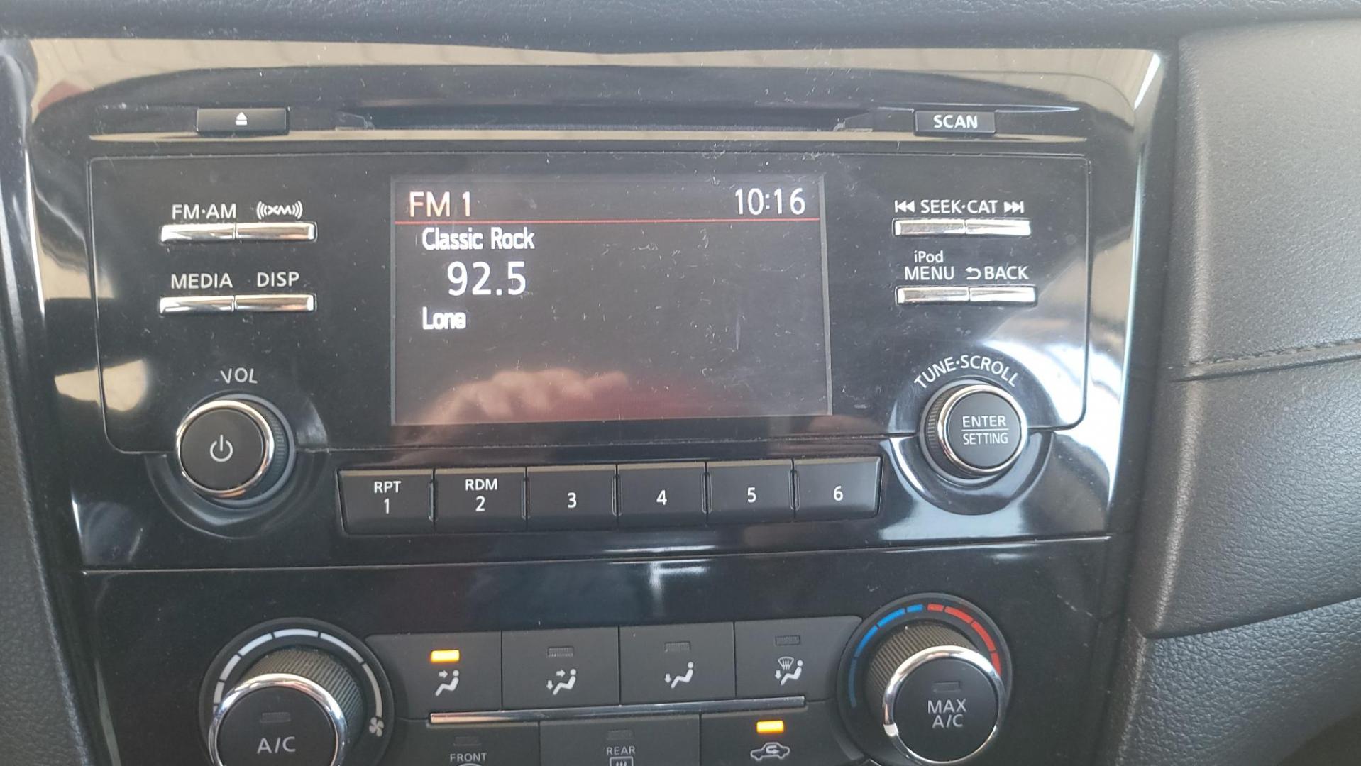 2017 White Nissan Rogue SL FWD (KNMAT2MT2HP) with an 2.5L L4 DOHC 16V engine, CVT transmission, located at 2020 East Division Street, Arlington, TX, 76011, (817) 801-3191, 32.742390, -97.076874 - Photo#16