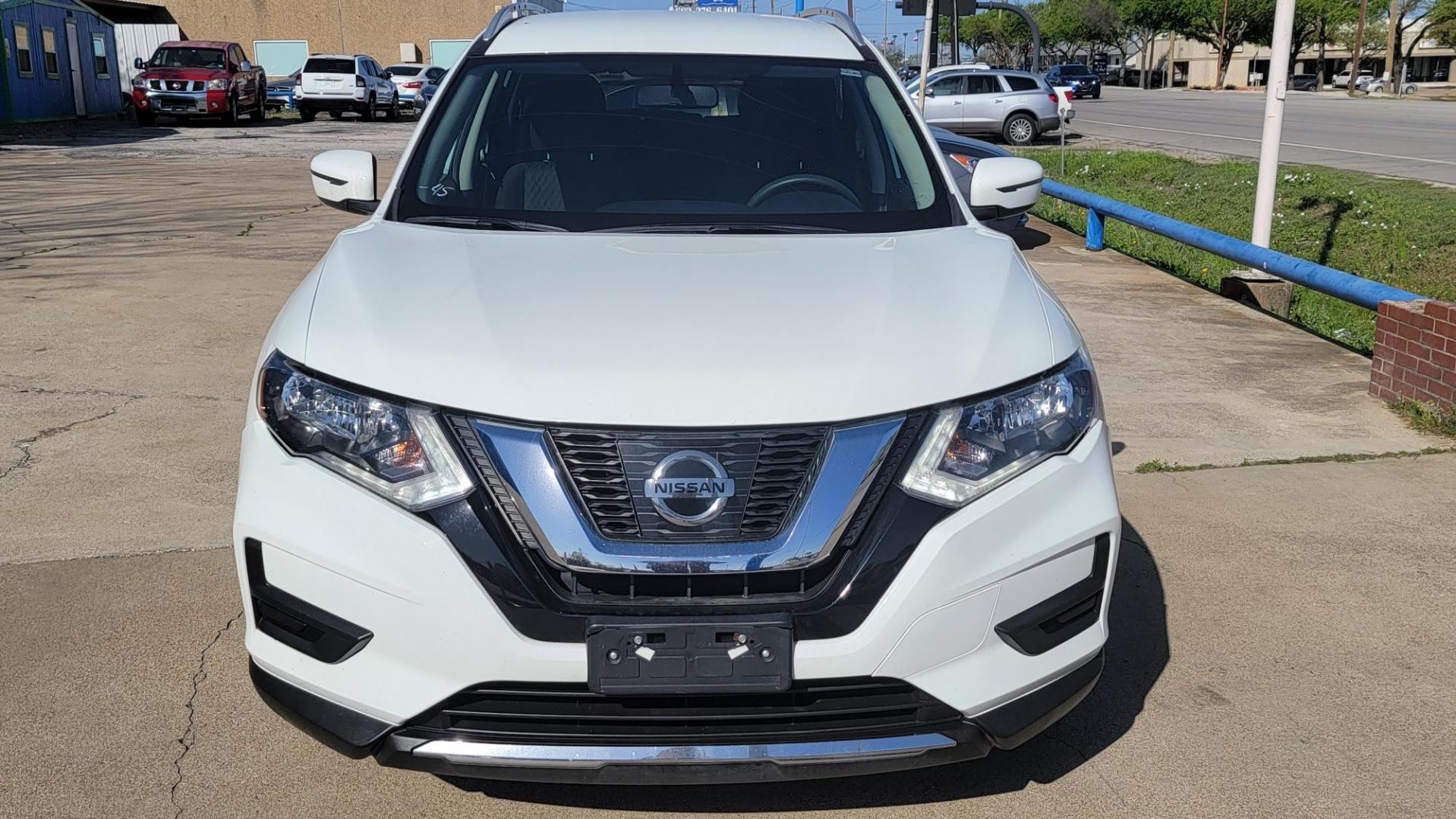 2017 White Nissan Rogue SL FWD (KNMAT2MT2HP) with an 2.5L L4 DOHC 16V engine, CVT transmission, located at 2020 East Division Street, Arlington, TX, 76011, (817) 801-3191, 32.742390, -97.076874 - Photo#1