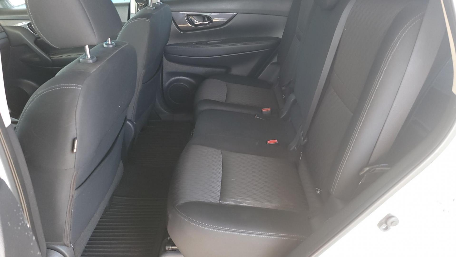 2017 White Nissan Rogue SL FWD (KNMAT2MT2HP) with an 2.5L L4 DOHC 16V engine, CVT transmission, located at 2020 East Division Street, Arlington, TX, 76011, (817) 801-3191, 32.742390, -97.076874 - Photo#20