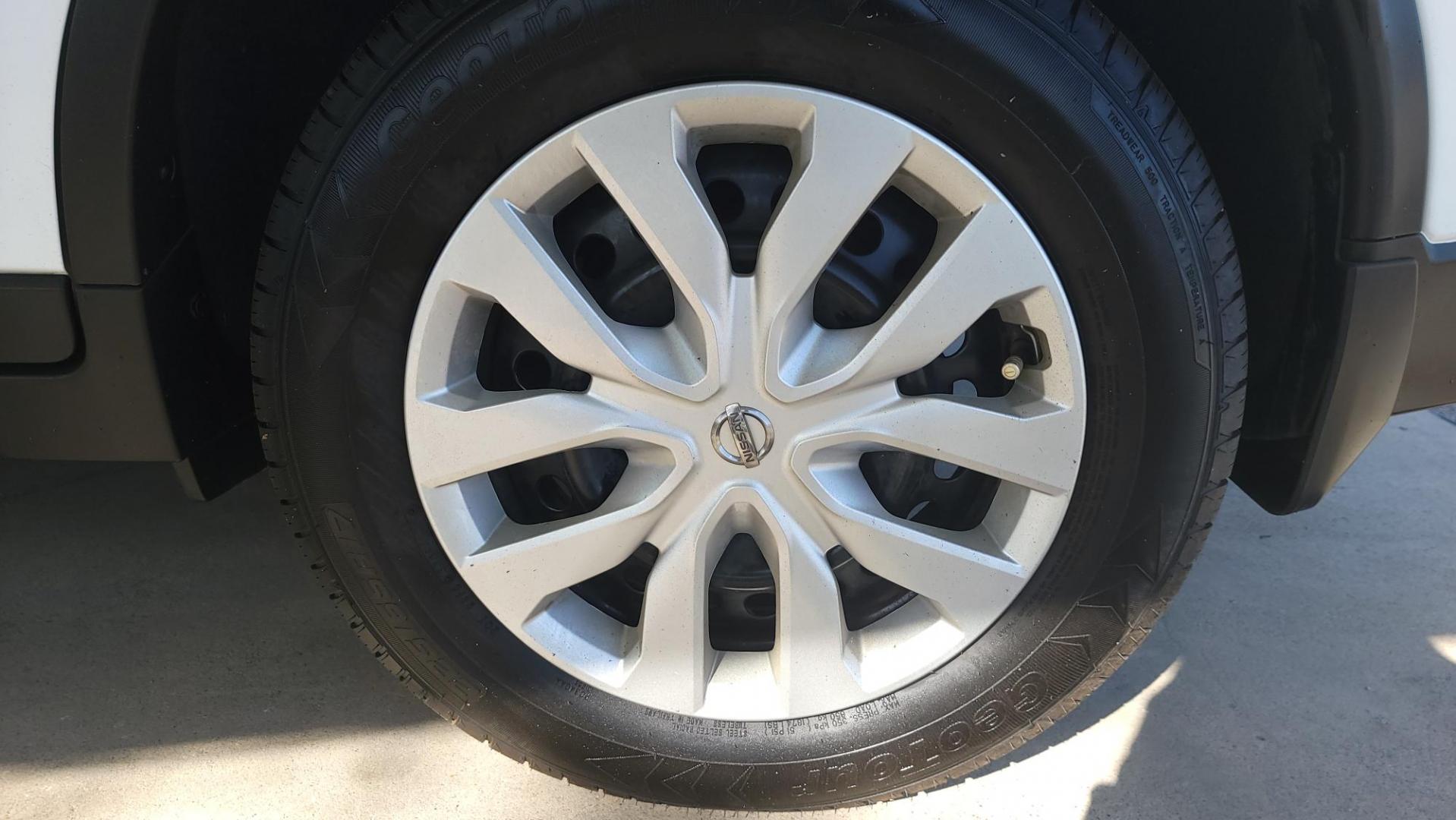 2017 White Nissan Rogue SL FWD (KNMAT2MT2HP) with an 2.5L L4 DOHC 16V engine, CVT transmission, located at 2020 East Division Street, Arlington, TX, 76011, (817) 801-3191, 32.742390, -97.076874 - Photo#26