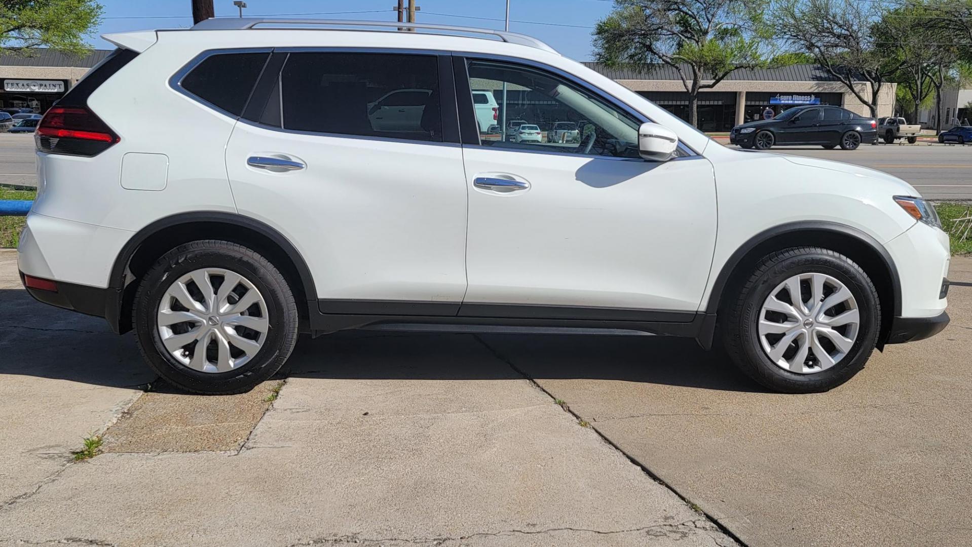 2017 White Nissan Rogue SL FWD (KNMAT2MT2HP) with an 2.5L L4 DOHC 16V engine, CVT transmission, located at 2020 East Division Street, Arlington, TX, 76011, (817) 801-3191, 32.742390, -97.076874 - Photo#2