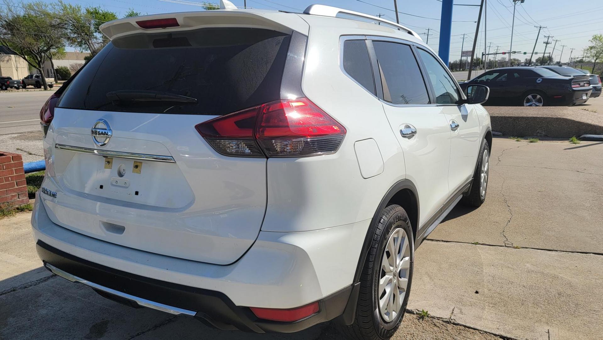 2017 White Nissan Rogue SL FWD (KNMAT2MT2HP) with an 2.5L L4 DOHC 16V engine, CVT transmission, located at 2020 East Division Street, Arlington, TX, 76011, (817) 801-3191, 32.742390, -97.076874 - Photo#3