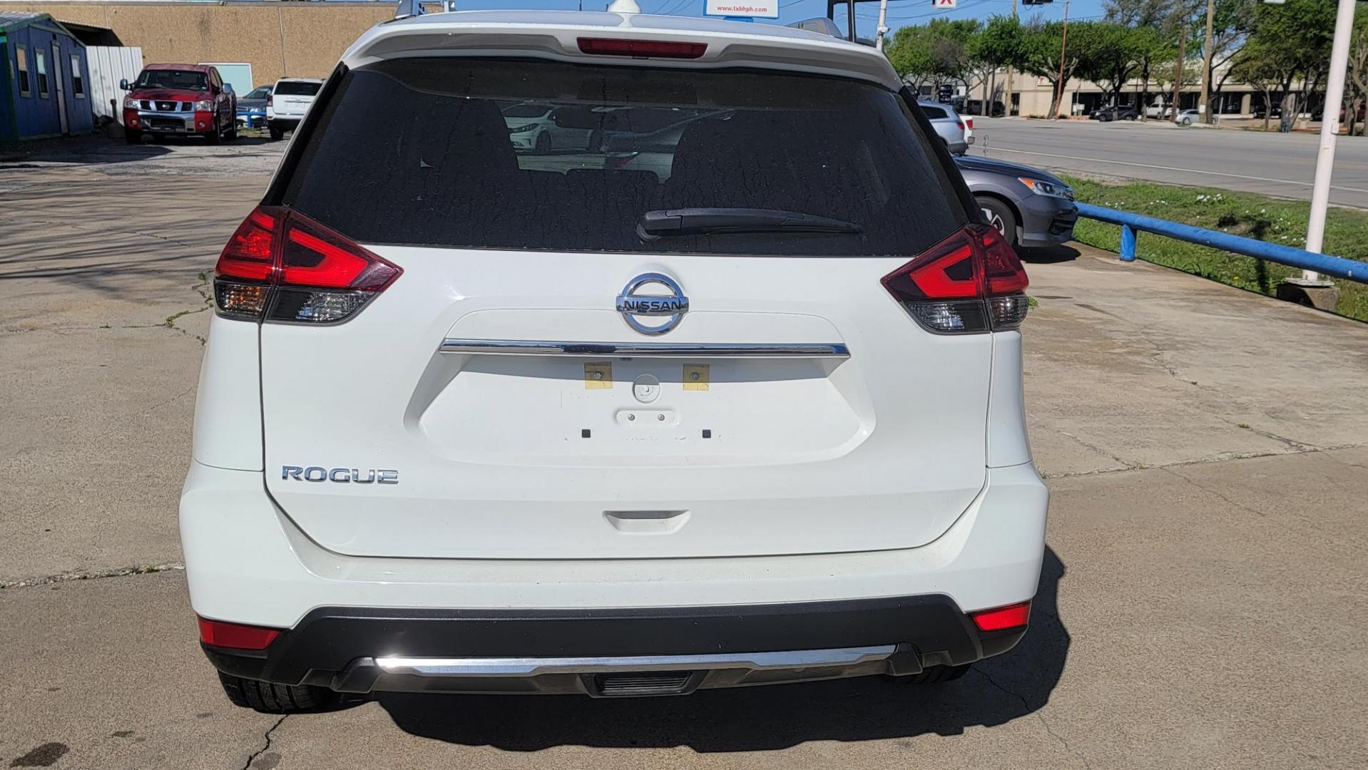2017 White Nissan Rogue SL FWD (KNMAT2MT2HP) with an 2.5L L4 DOHC 16V engine, CVT transmission, located at 2020 East Division Street, Arlington, TX, 76011, (817) 801-3191, 32.742390, -97.076874 - Photo#4