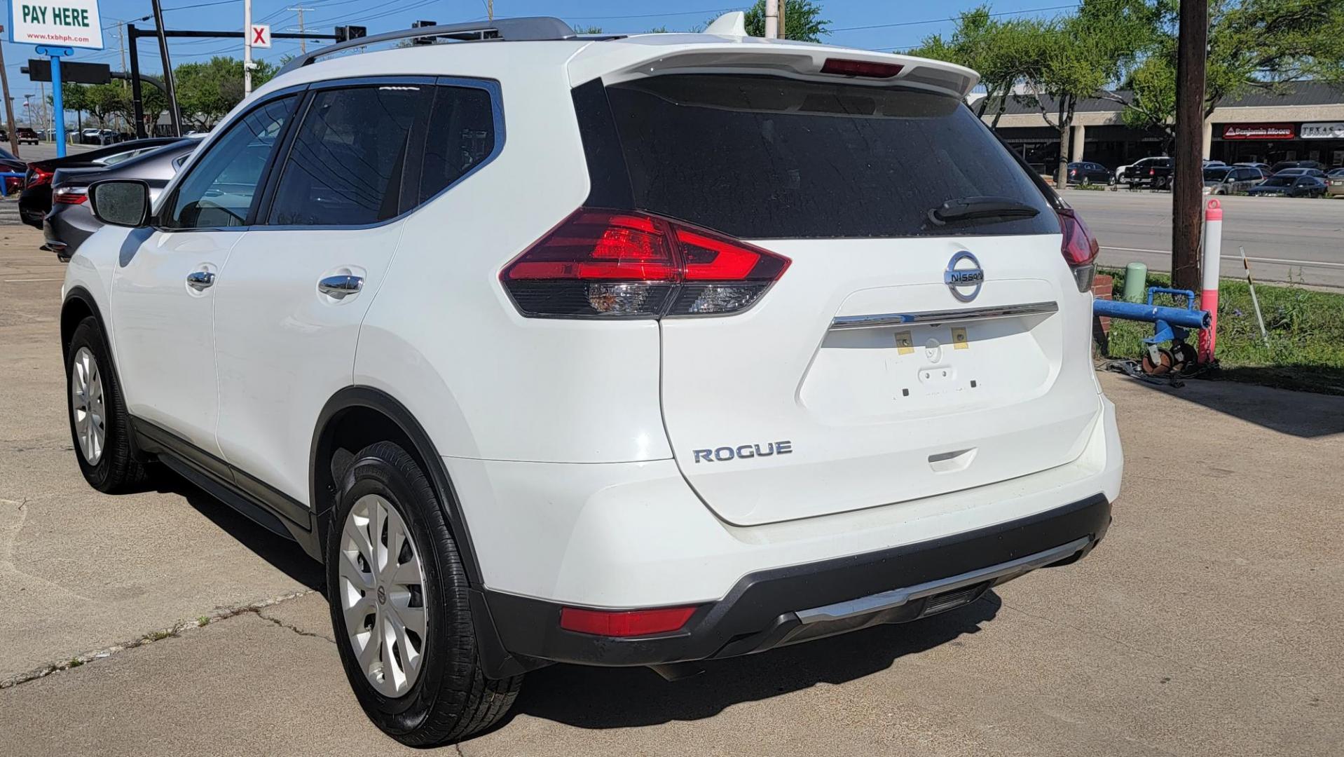 2017 White Nissan Rogue SL FWD (KNMAT2MT2HP) with an 2.5L L4 DOHC 16V engine, CVT transmission, located at 2020 East Division Street, Arlington, TX, 76011, (817) 801-3191, 32.742390, -97.076874 - Photo#5