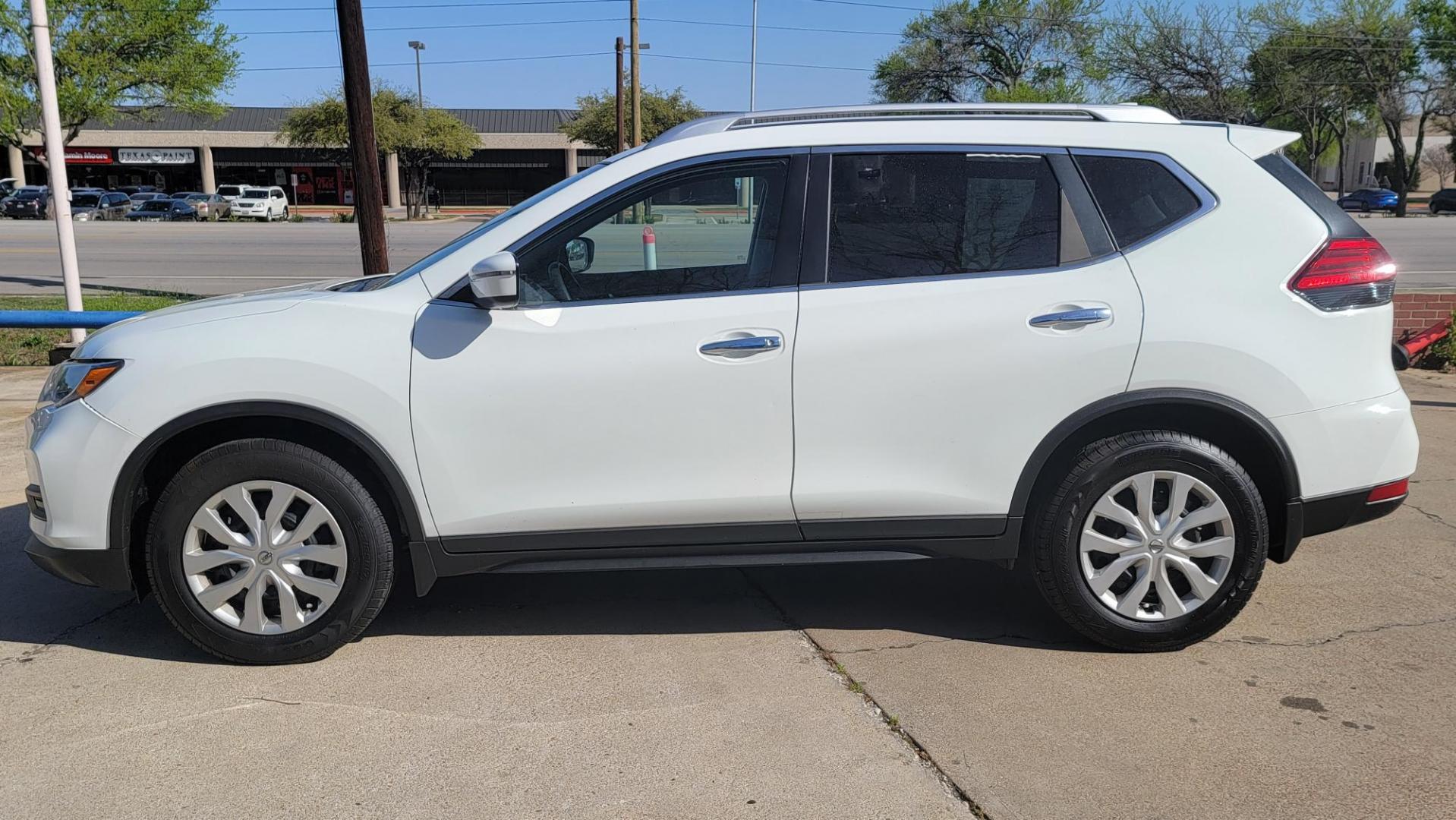 2017 White Nissan Rogue SL FWD (KNMAT2MT2HP) with an 2.5L L4 DOHC 16V engine, CVT transmission, located at 2020 East Division Street, Arlington, TX, 76011, (817) 801-3191, 32.742390, -97.076874 - Photo#6