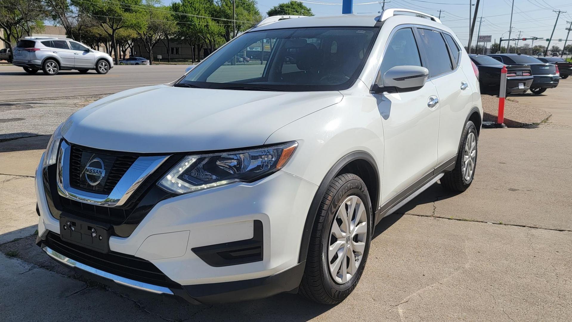 2017 White Nissan Rogue SL FWD (KNMAT2MT2HP) with an 2.5L L4 DOHC 16V engine, CVT transmission, located at 2020 East Division Street, Arlington, TX, 76011, (817) 801-3191, 32.742390, -97.076874 - Photo#7