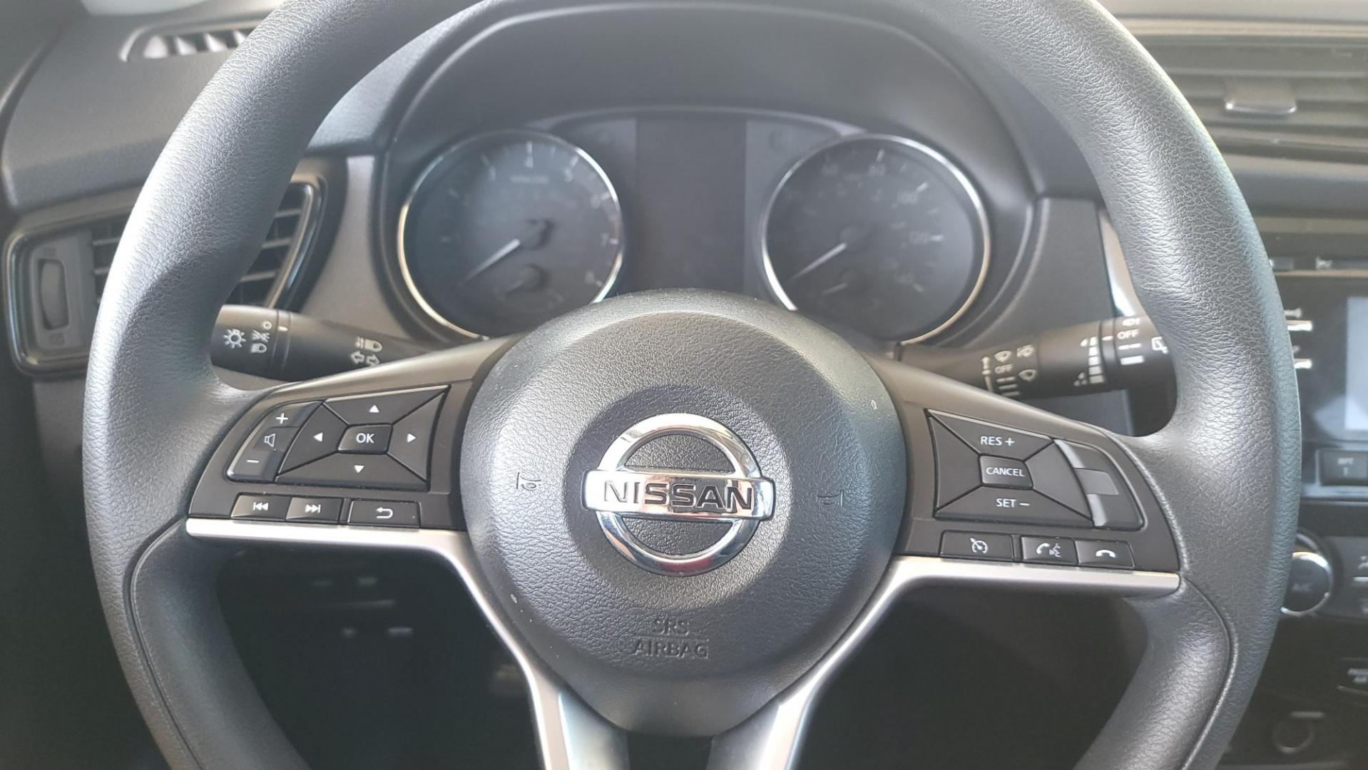 2017 White Nissan Rogue SL FWD (KNMAT2MT2HP) with an 2.5L L4 DOHC 16V engine, CVT transmission, located at 2020 East Division Street, Arlington, TX, 76011, (817) 801-3191, 32.742390, -97.076874 - Photo#8