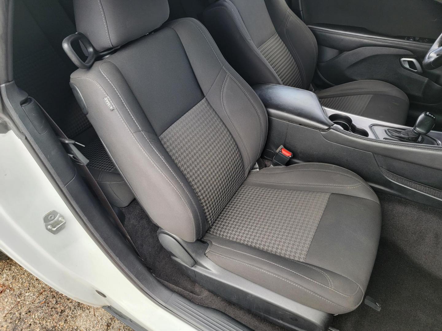 2018 WHITE /Black Dodge Challenger SXT (2C3CDZAG4JH) with an 3.6L V6 DOHC 24V engine, 8A transmission, located at 2020 East Division Street, Arlington, TX, 76011, (817) 801-3191, 32.742390, -97.076874 - Photo#16