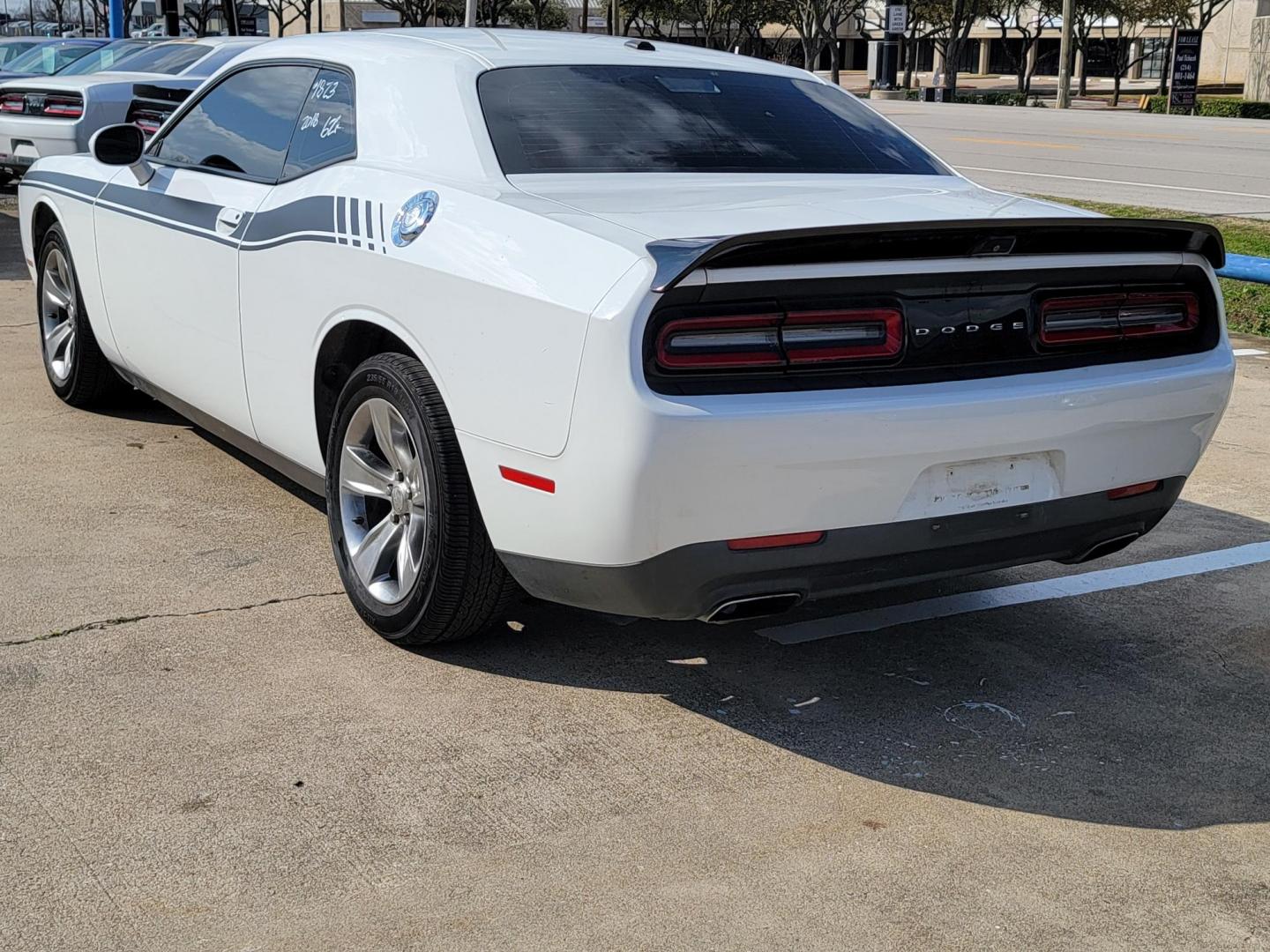 2018 WHITE /Black Dodge Challenger SXT (2C3CDZAG4JH) with an 3.6L V6 DOHC 24V engine, 8A transmission, located at 2020 East Division Street, Arlington, TX, 76011, (817) 801-3191, 32.742390, -97.076874 - Photo#2