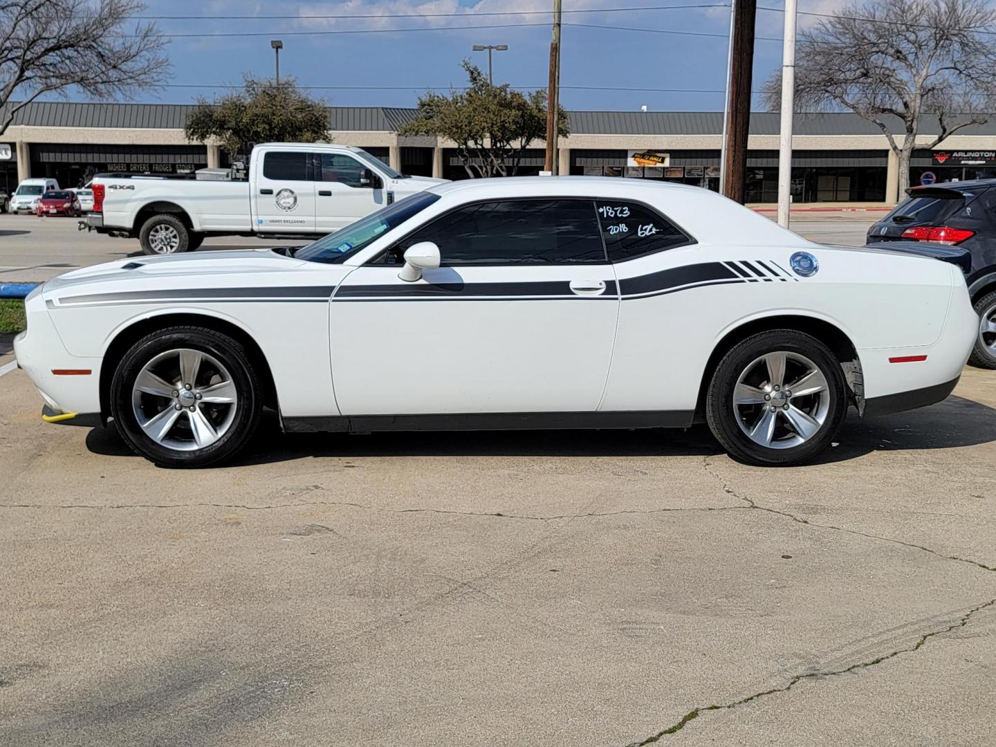 2018 WHITE /Black Dodge Challenger SXT (2C3CDZAG4JH) with an 3.6L V6 DOHC 24V engine, 8A transmission, located at 2020 East Division Street, Arlington, TX, 76011, (817) 801-3191, 32.742390, -97.076874 - Photo#3