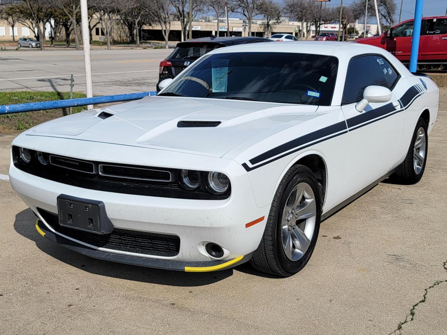 2018 WHITE /Black Dodge Challenger SXT (2C3CDZAG4JH) with an 3.6L V6 DOHC 24V engine, 8A transmission, located at 2020 East Division Street, Arlington, TX, 76011, (817) 801-3191, 32.742390, -97.076874 - Photo#4