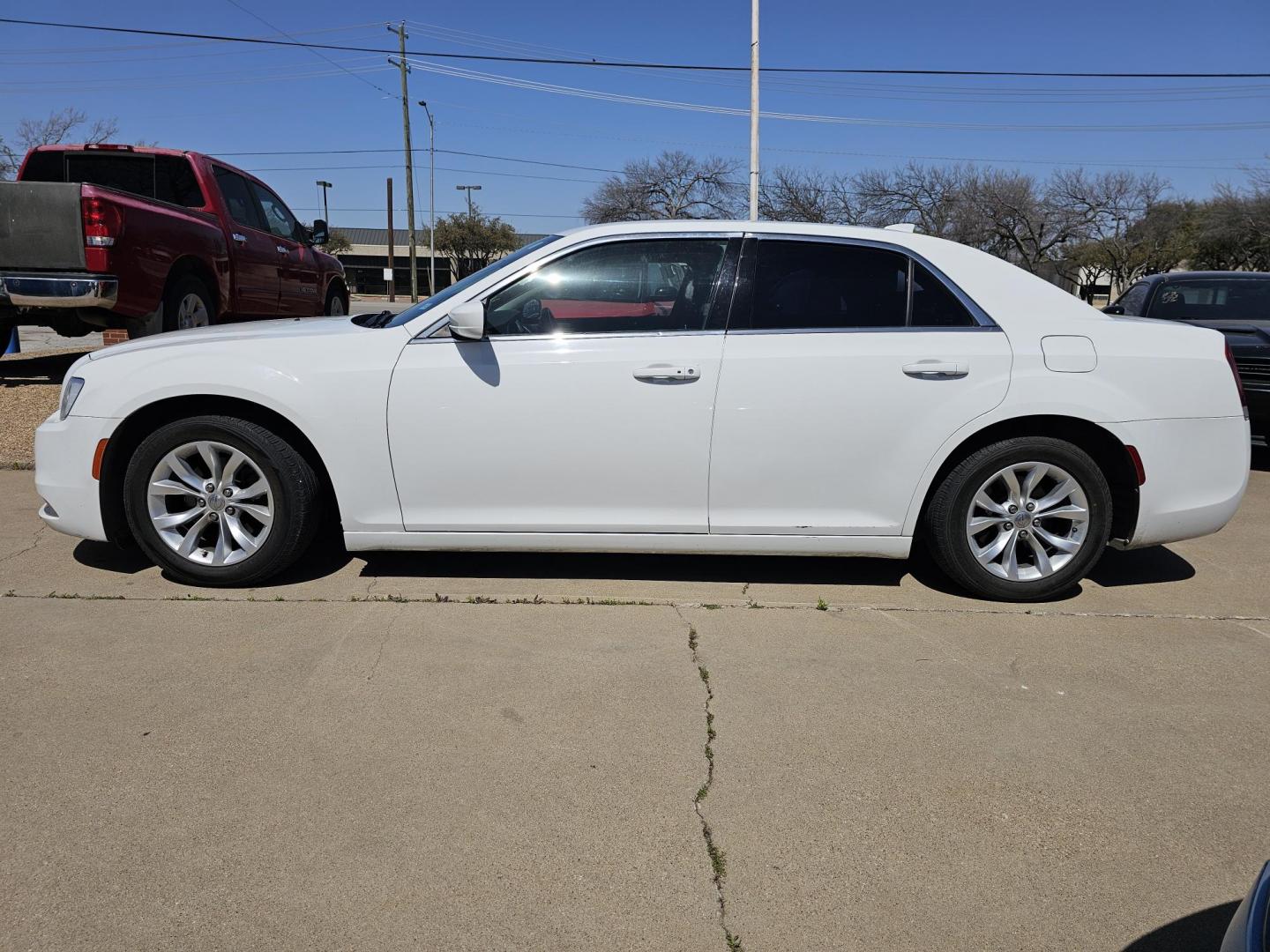 2016 WHITE Chrysler 300 Limited RWD (2C3CCAAG9GH) with an 3.6L V6 SOHC 24V engine, 8A transmission, located at 2020 East Division Street, Arlington, TX, 76011, (817) 801-3191, 32.742390, -97.076874 - Photo#6