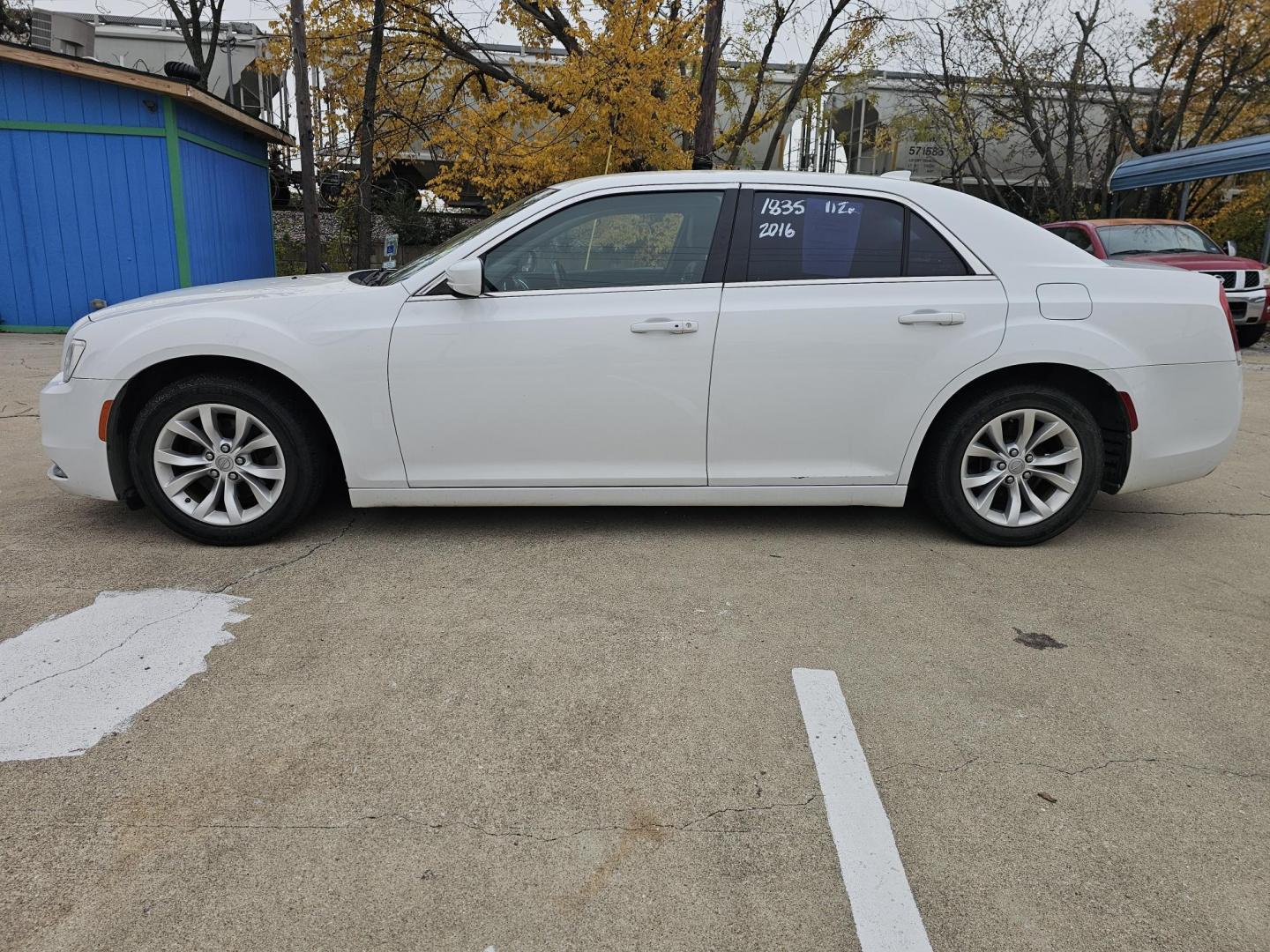 2016 WHITE Chrysler 300 Limited RWD (2C3CCAAG9GH) with an 3.6L V6 SOHC 24V engine, 8A transmission, located at 2020 East Division Street, Arlington, TX, 76011, (817) 801-3191, 32.742390, -97.076874 - Photo#5