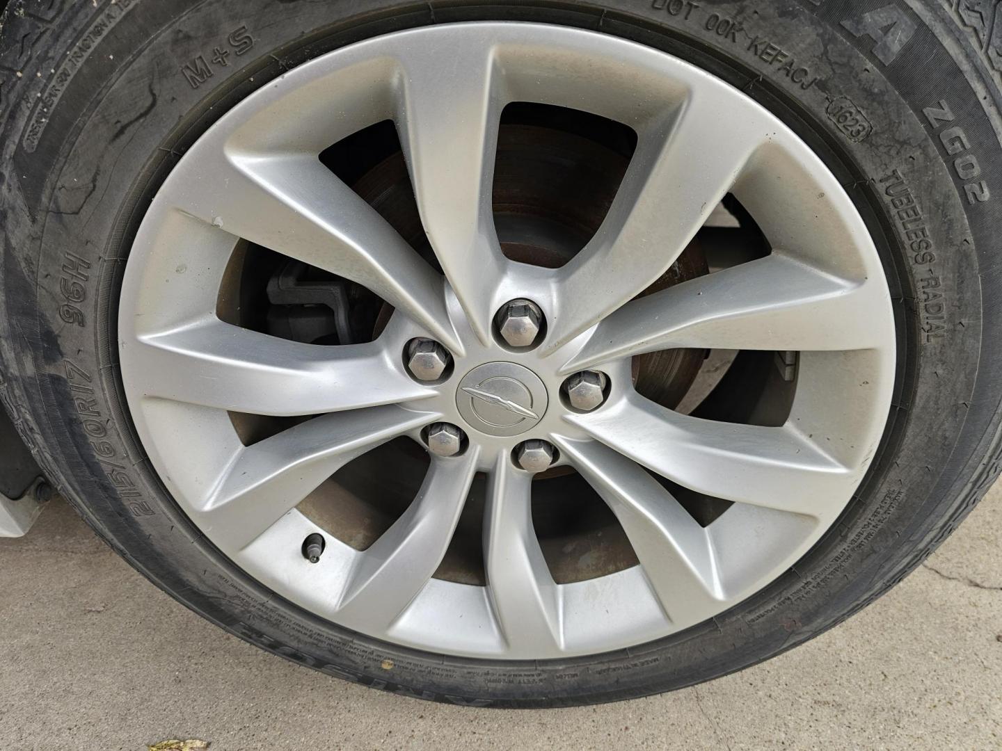 2016 WHITE Chrysler 300 Limited RWD (2C3CCAAG9GH) with an 3.6L V6 SOHC 24V engine, 8A transmission, located at 2020 East Division Street, Arlington, TX, 76011, (817) 801-3191, 32.742390, -97.076874 - Photo#23