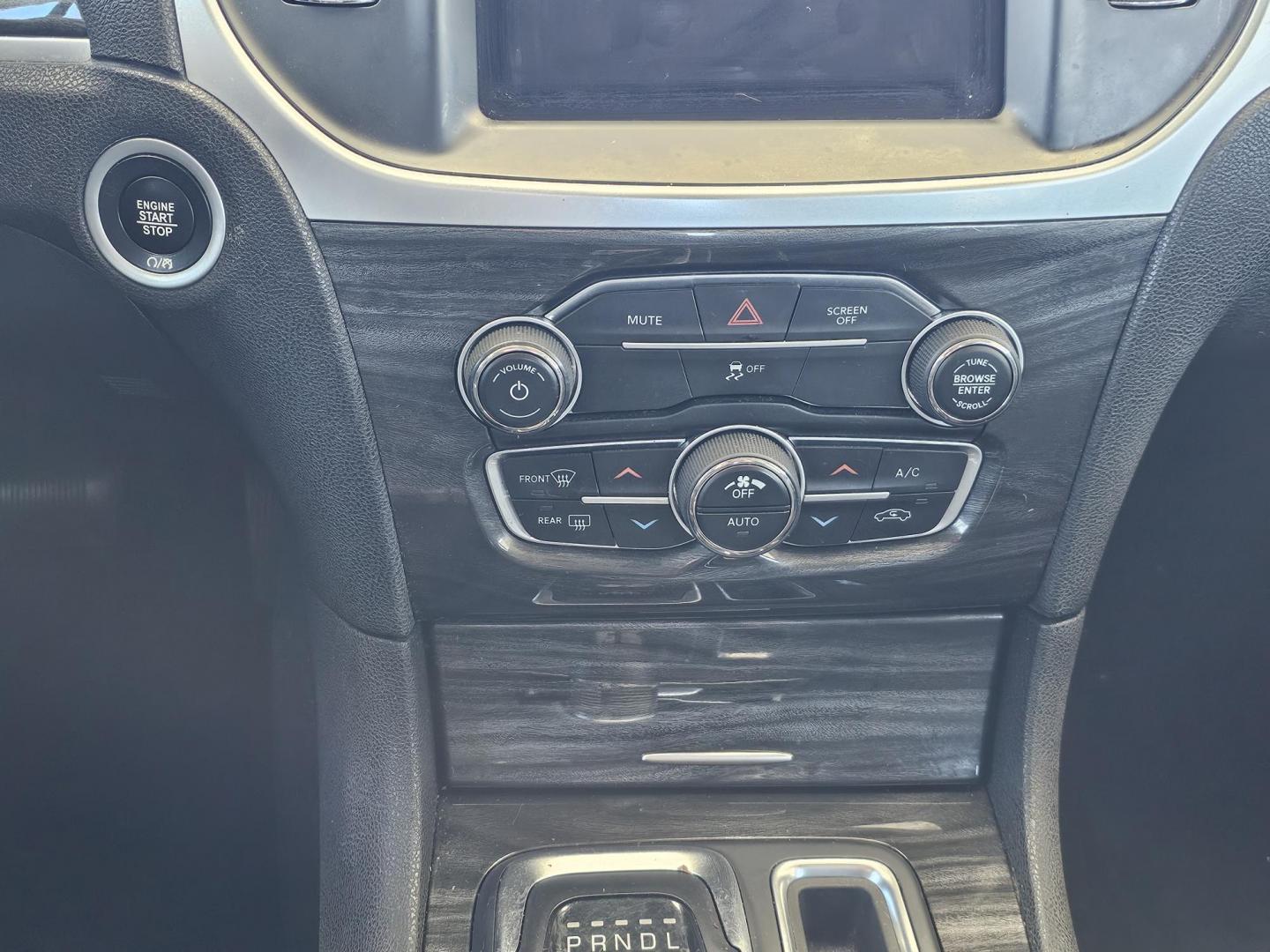 2018 White /BLACK Chrysler 300 Limited RWD (2C3CCAAG3JH) with an 3.6L V6 SOHC 24V engine, 8A transmission, located at 2020 East Division Street, Arlington, TX, 76011, (817) 801-3191, 32.742390, -97.076874 - Come visit us at 2020 East Division Street, Arlington, Texas to view this gorgeous Chrysler 300!   Premiere Buy Here Pay Here with NO Credit Check (score) at 2020 East Division Street, Arlington, Texas, located in the center of the Dallas/Fort Worth metro area. For in-house financing in Lancaster - Photo#12