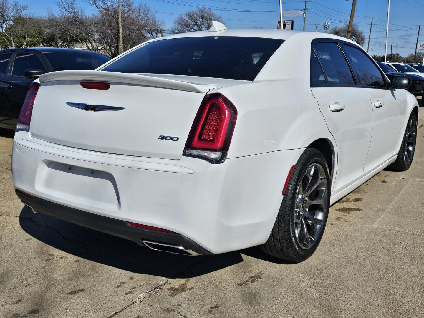 2018 White /BLACK Chrysler 300 Limited RWD (2C3CCAAG3JH) with an 3.6L V6 SOHC 24V engine, 8A transmission, located at 2020 East Division Street, Arlington, TX, 76011, (817) 801-3191, 32.742390, -97.076874 - Come visit us at 2020 East Division Street, Arlington, Texas to view this gorgeous Chrysler 300!   Premiere Buy Here Pay Here with NO Credit Check (score) at 2020 East Division Street, Arlington, Texas, located in the center of the Dallas/Fort Worth metro area. For in-house financing in Lancaster - Photo#5