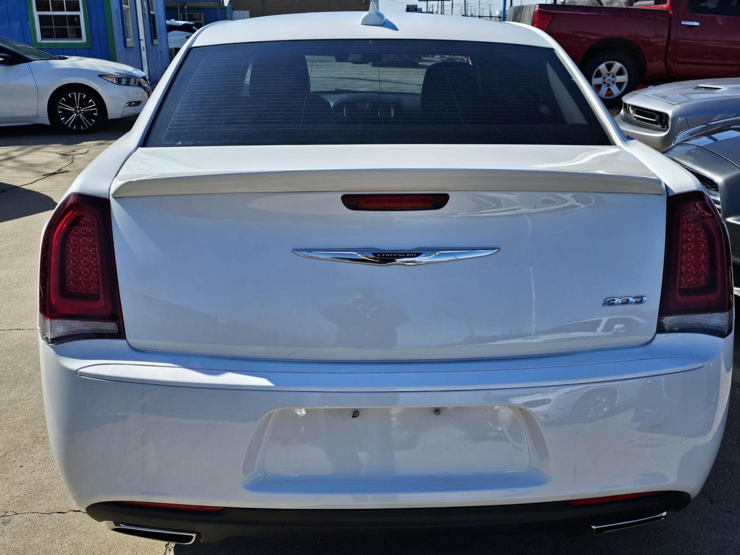 2018 White /BLACK Chrysler 300 Limited RWD (2C3CCAAG3JH) with an 3.6L V6 SOHC 24V engine, 8A transmission, located at 2020 East Division Street, Arlington, TX, 76011, (817) 801-3191, 32.742390, -97.076874 - Come visit us at 2020 East Division Street, Arlington, Texas to view this gorgeous Chrysler 300!   Premiere Buy Here Pay Here with NO Credit Check (score) at 2020 East Division Street, Arlington, Texas, located in the center of the Dallas/Fort Worth metro area. For in-house financing in Lancaster - Photo#6