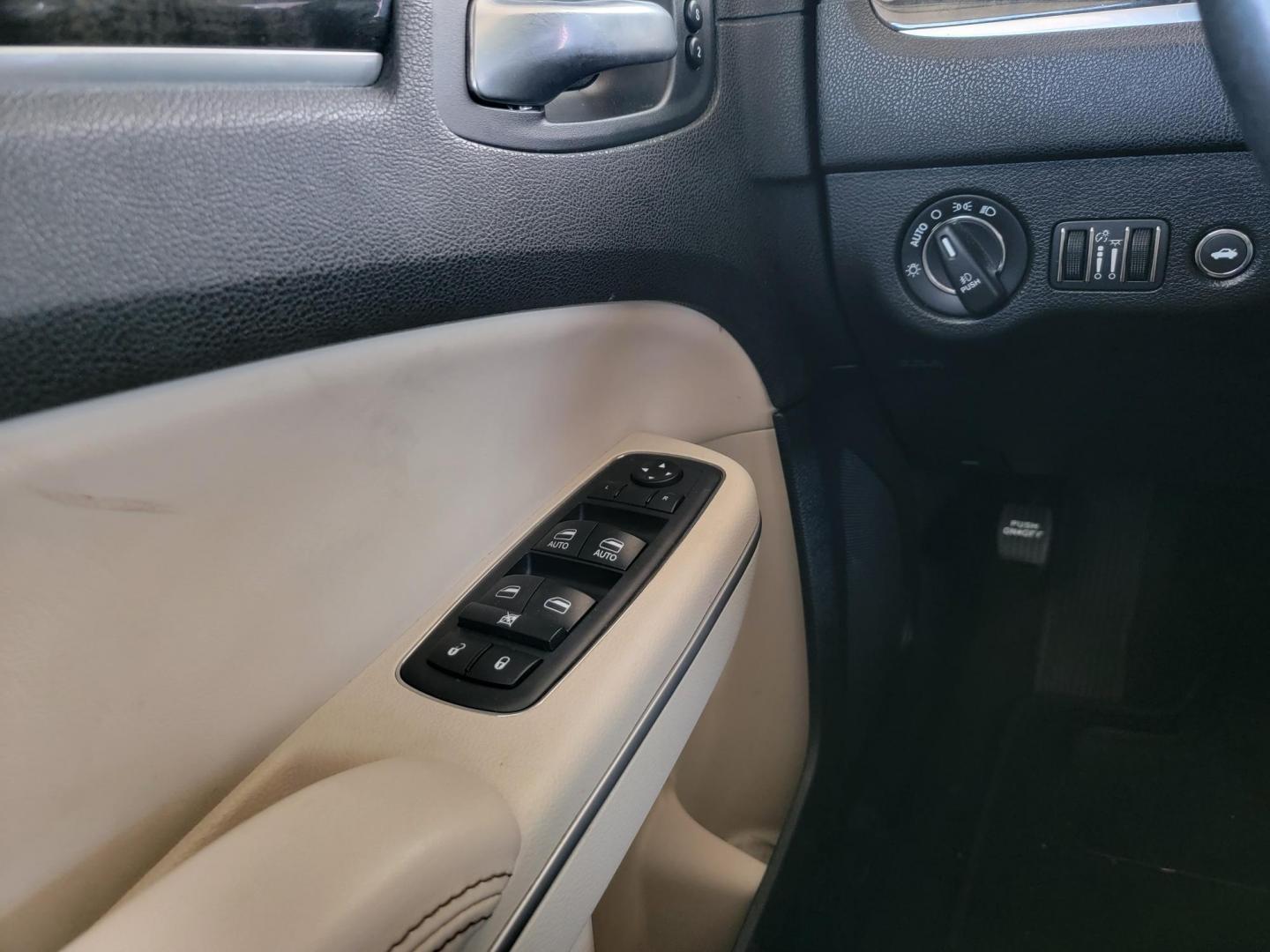 2019 GRAY /Black Chrysler 300 Limited RWD (2C3CCAEGXKH) with an 3.6L V6 SOHC 24V engine, 8A transmission, located at 2020 East Division Street, Arlington, TX, 76011, (817) 801-3191, 32.742390, -97.076874 - Photo#16