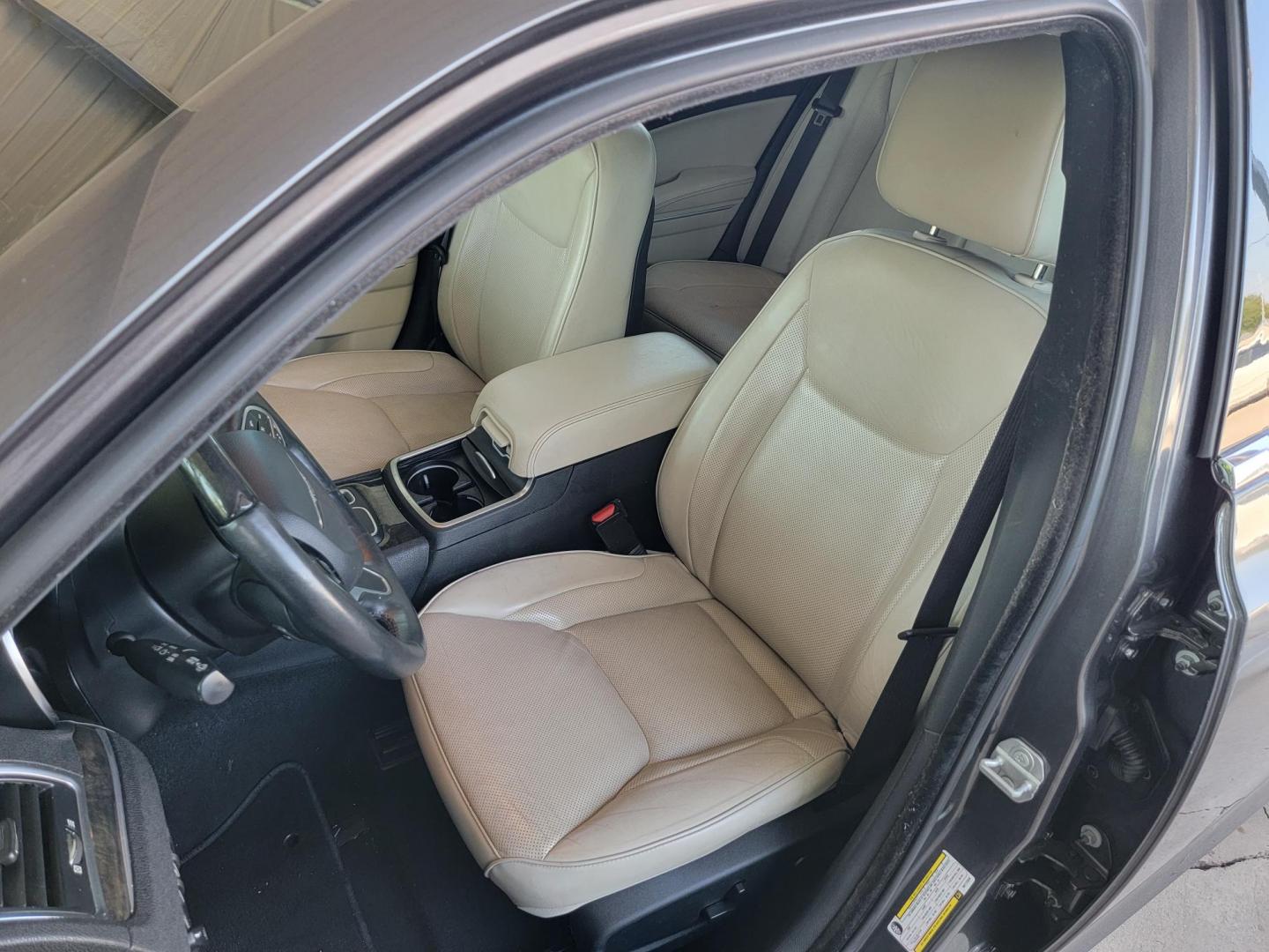 2019 GRAY /Black Chrysler 300 Limited RWD (2C3CCAEGXKH) with an 3.6L V6 SOHC 24V engine, 8A transmission, located at 2020 East Division Street, Arlington, TX, 76011, (817) 801-3191, 32.742390, -97.076874 - Photo#22