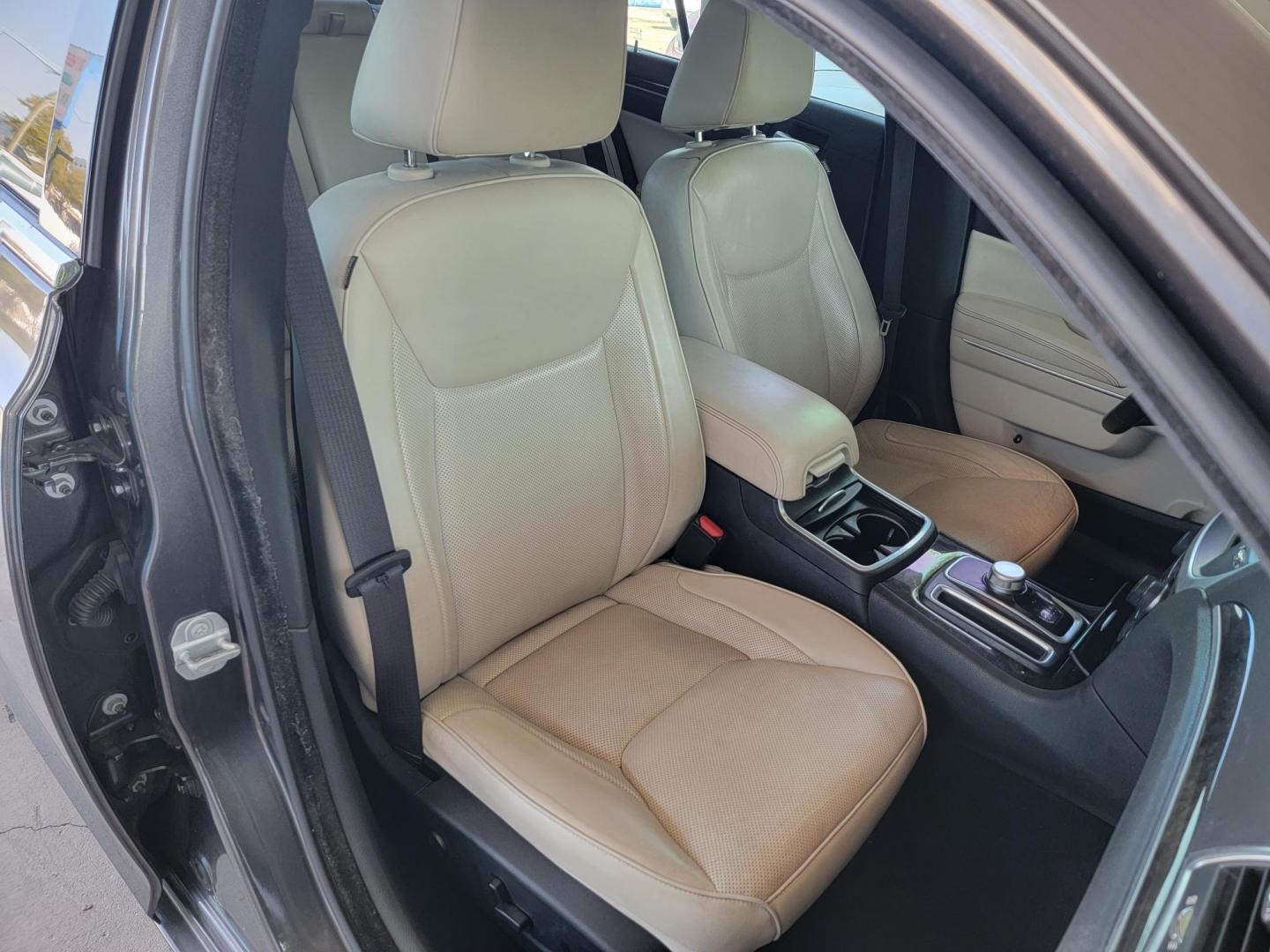 2019 GRAY /Black Chrysler 300 Limited RWD (2C3CCAEGXKH) with an 3.6L V6 SOHC 24V engine, 8A transmission, located at 2020 East Division Street, Arlington, TX, 76011, (817) 801-3191, 32.742390, -97.076874 - Photo#25