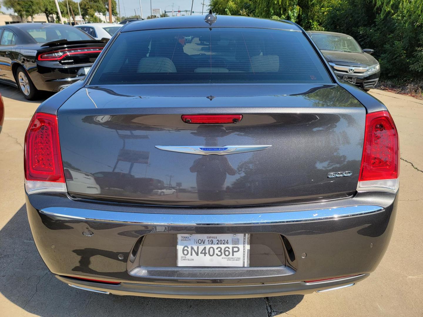 2019 GRAY /Black Chrysler 300 Limited RWD (2C3CCAEGXKH) with an 3.6L V6 SOHC 24V engine, 8A transmission, located at 2020 East Division Street, Arlington, TX, 76011, (817) 801-3191, 32.742390, -97.076874 - Photo#4