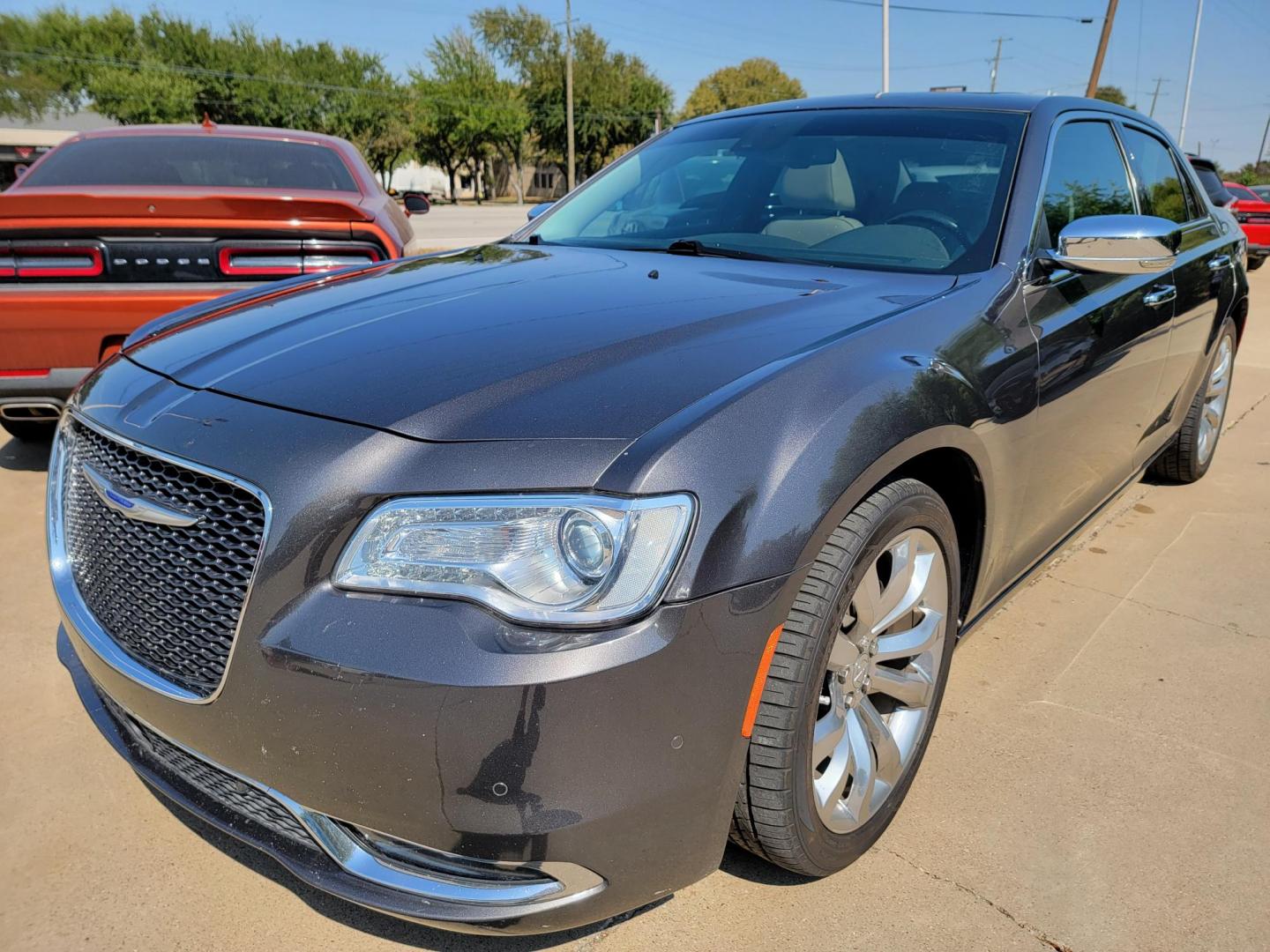 2019 GRAY /Black Chrysler 300 Limited RWD (2C3CCAEGXKH) with an 3.6L V6 SOHC 24V engine, 8A transmission, located at 2020 East Division Street, Arlington, TX, 76011, (817) 801-3191, 32.742390, -97.076874 - Photo#6
