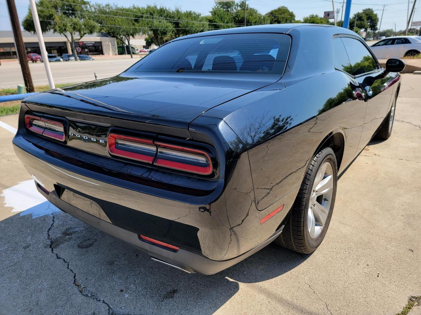 2017 Dodge Challenger SXT (2C3CDZAG3HH) with an 3.6L V6 DOHC 24V engine, 8A transmission, located at 2020 East Division Street, Arlington, TX, 76011, (817) 801-3191, 32.742390, -97.076874 - Photo#3