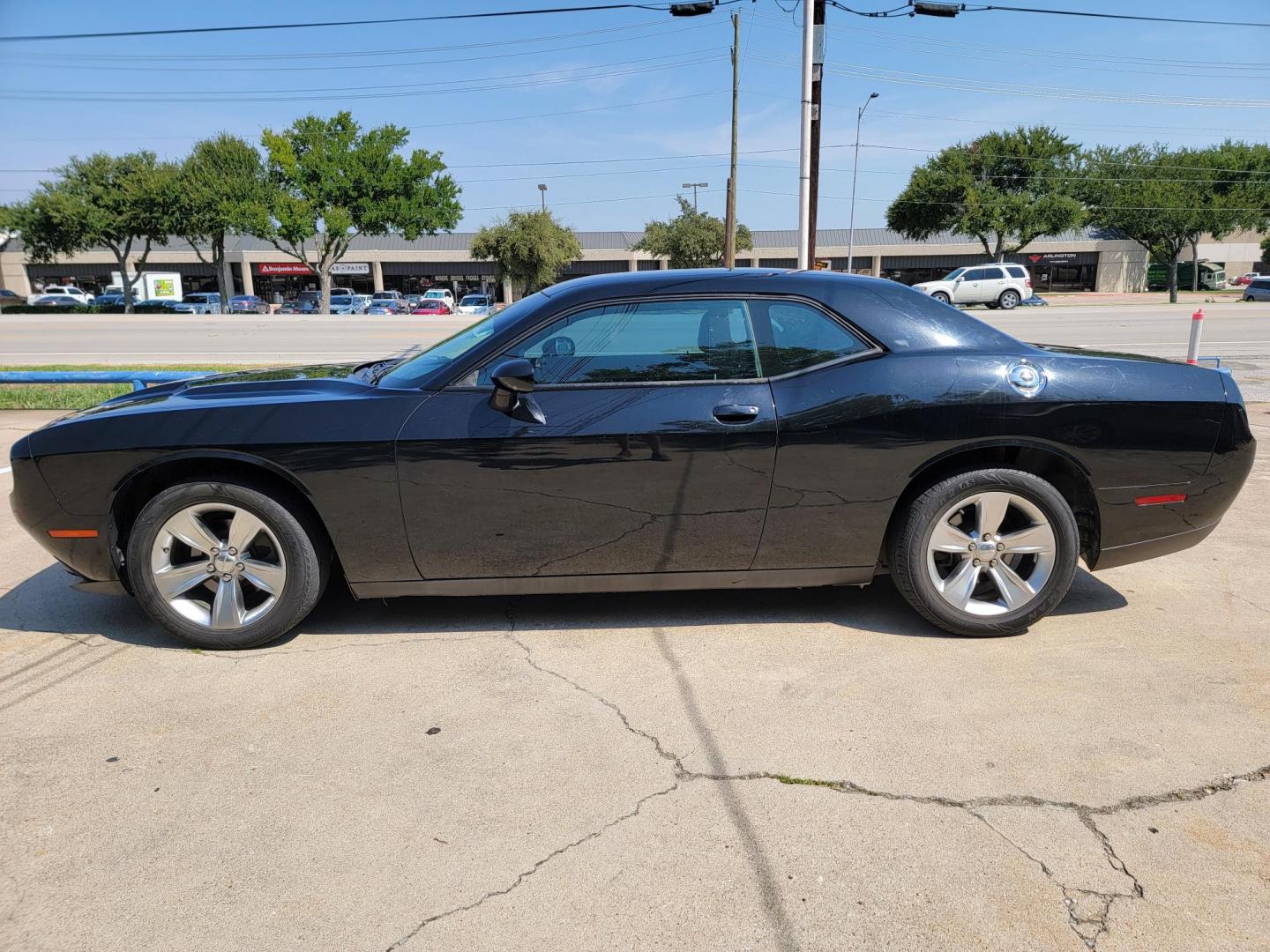 2017 Dodge Challenger SXT (2C3CDZAG3HH) with an 3.6L V6 DOHC 24V engine, 8A transmission, located at 2020 East Division Street, Arlington, TX, 76011, (817) 801-3191, 32.742390, -97.076874 - Photo#6