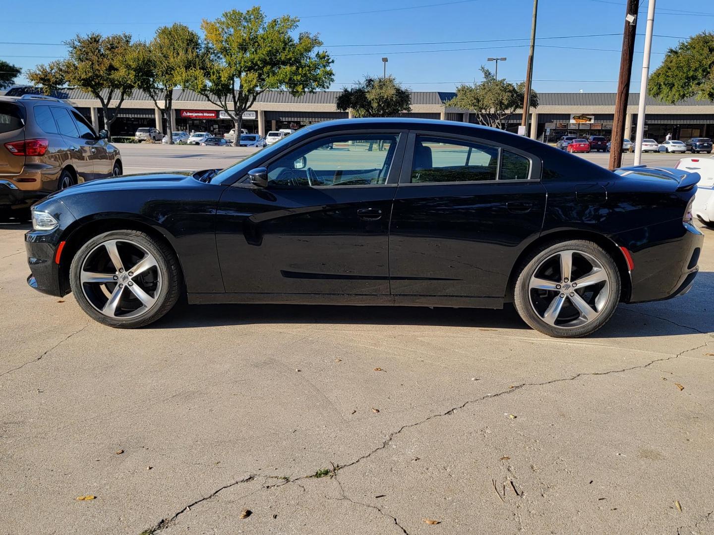 2017 Black Dodge Charger SE (2C3CDXBG2HH) with an 3.6L V6 DOHC 24V engine, 8A transmission, located at 2020 East Division Street, Arlington, TX, 76011, (817) 801-3191, 32.742390, -97.076874 - Photo#5