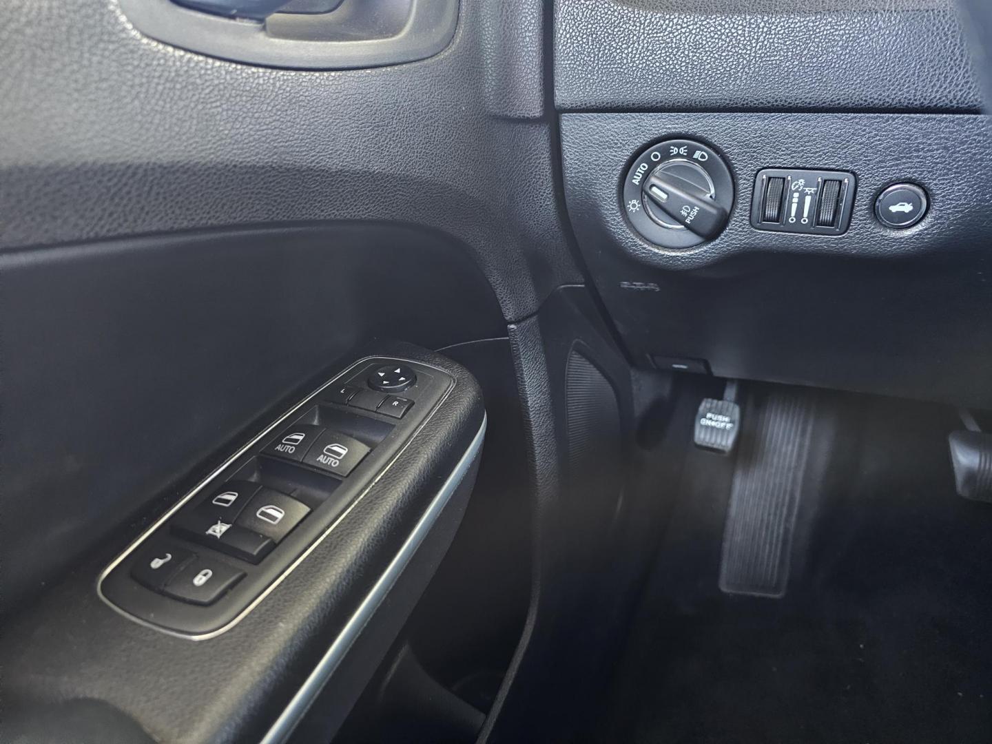 2021 GRAY Chrysler 300 S V6 RWD (2C3CCABG1MH) with an 3.6L V6 DOHC 24V engine, 8A transmission, located at 2020 East Division Street, Arlington, TX, 76011, (817) 801-3191, 32.742390, -97.076874 - Photo#15