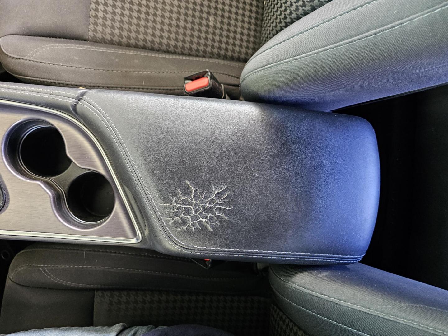 2018 Black Dodge Challenger SXT (2C3CDZAG9JH) with an 3.6L V6 DOHC 24V engine, 8A transmission, located at 2020 East Division Street, Arlington, TX, 76011, (817) 801-3191, 32.742390, -97.076874 - Photo#13