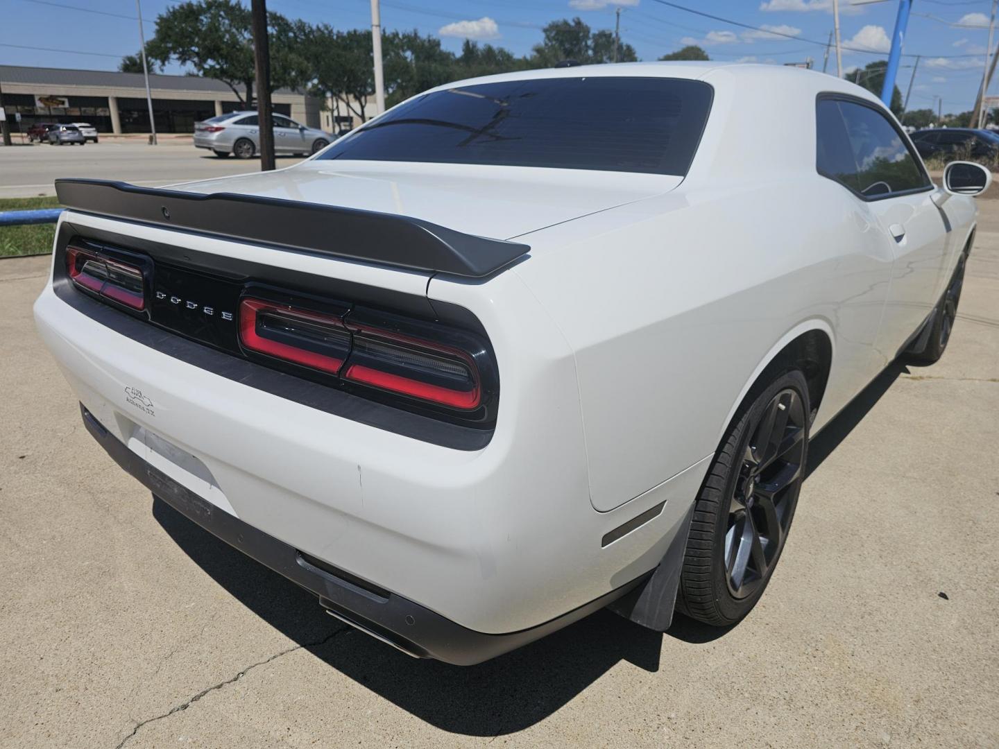 2019 White /Black Dodge Challenger SXT (2C3CDZAG2KH) with an 3.6L V6 DOHC 24V engine, 8A transmission, located at 2020 East Division Street, Arlington, TX, 76011, (817) 801-3191, 32.742390, -97.076874 - Photo#2