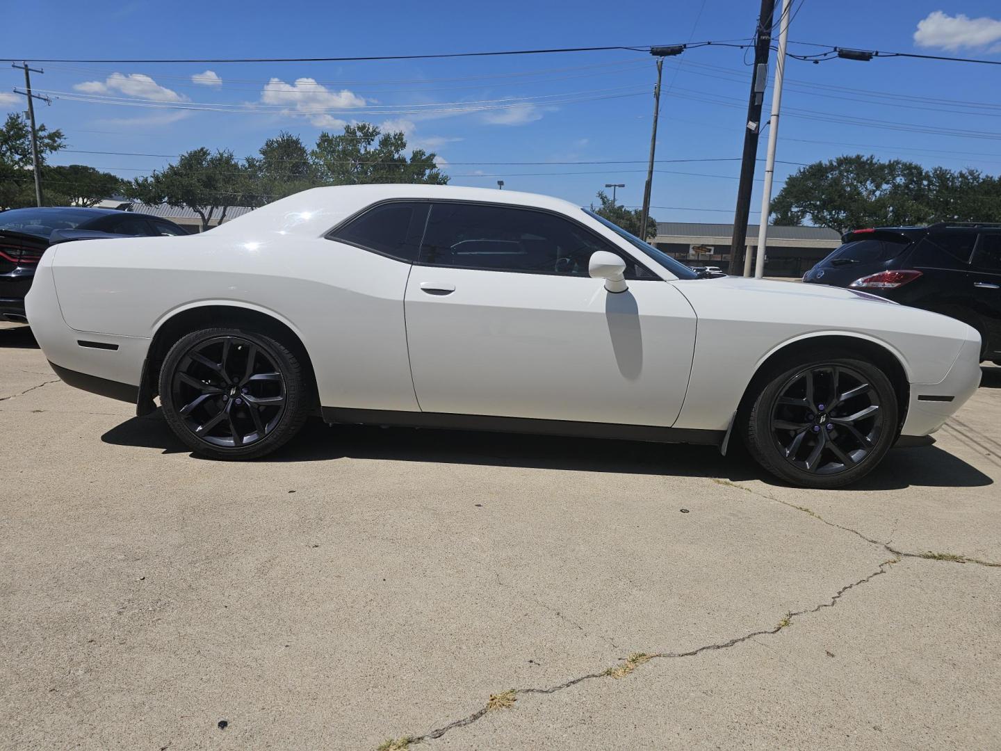 2019 White /Black Dodge Challenger SXT (2C3CDZAG2KH) with an 3.6L V6 DOHC 24V engine, 8A transmission, located at 2020 East Division Street, Arlington, TX, 76011, (817) 801-3191, 32.742390, -97.076874 - Photo#1