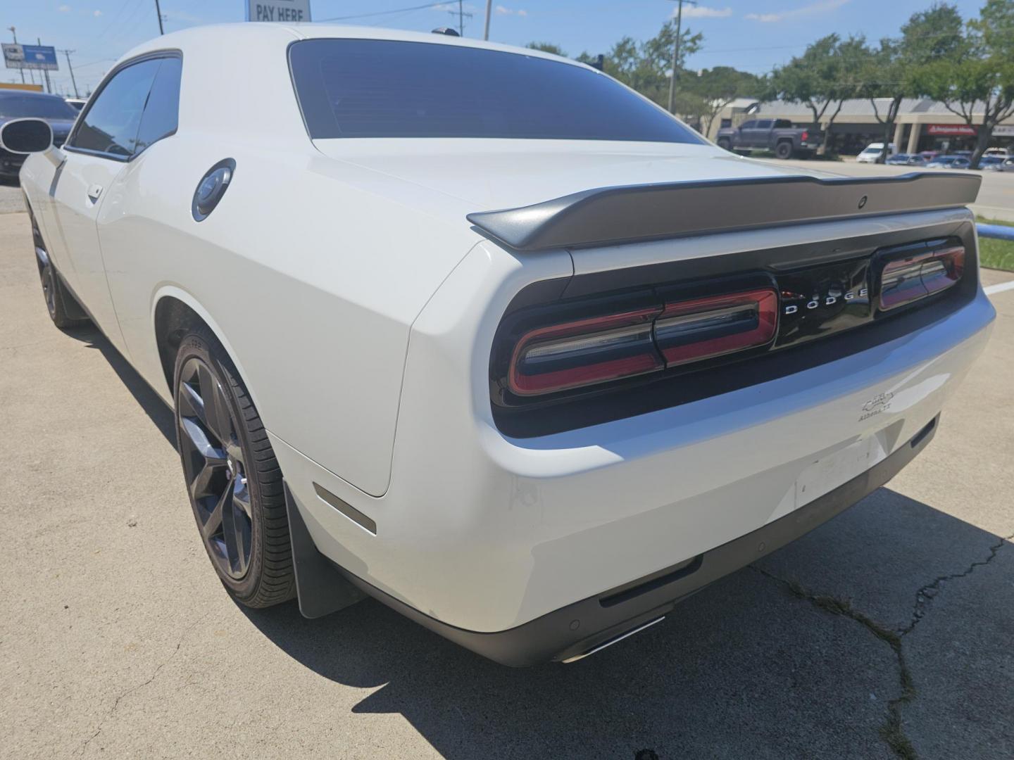 2019 White /Black Dodge Challenger SXT (2C3CDZAG2KH) with an 3.6L V6 DOHC 24V engine, 8A transmission, located at 2020 East Division Street, Arlington, TX, 76011, (817) 801-3191, 32.742390, -97.076874 - Photo#4