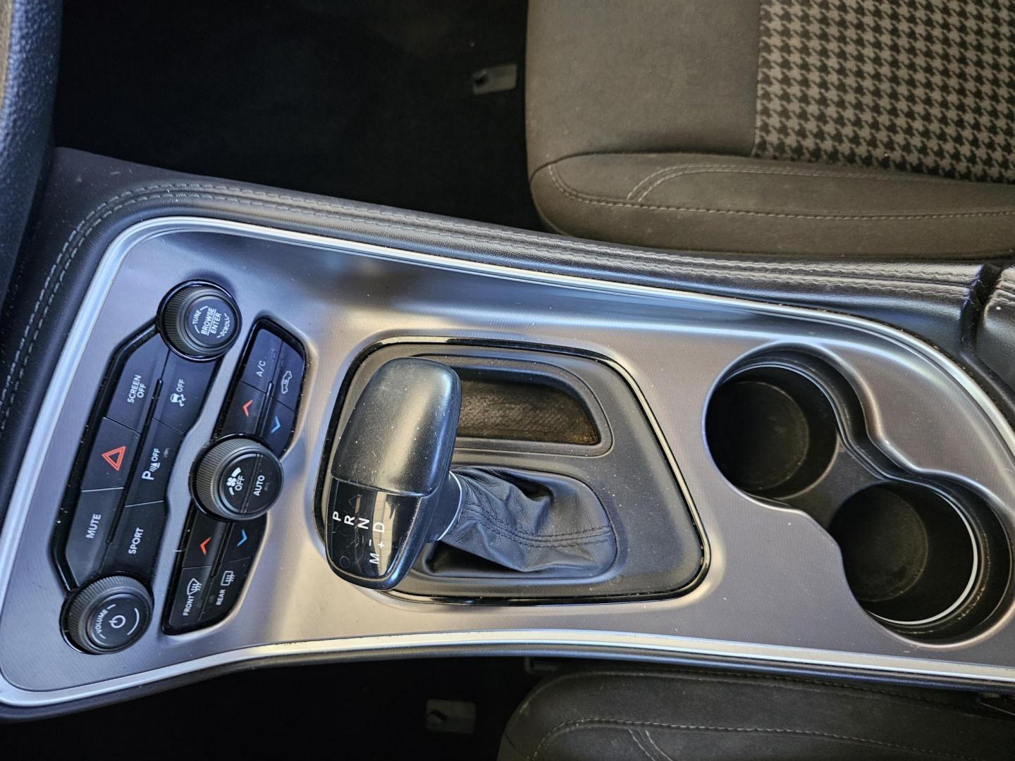2019 White /Black Dodge Challenger SXT (2C3CDZAG2KH) with an 3.6L V6 DOHC 24V engine, 8A transmission, located at 2020 East Division Street, Arlington, TX, 76011, (817) 801-3191, 32.742390, -97.076874 - Photo#12